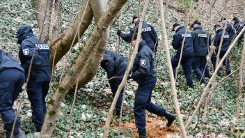Voller Einsatz am Hang: Knapp 75 Polizeischüler durchkämmten am Mittwoch, 29. März, unter anderem die Bahndämme im Bereich der Schleife in Rendsburg. 