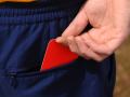 Ein Schiedsrichter zückt die rote Karte *** A referee draws the red card