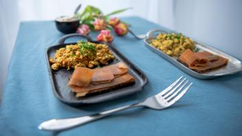 Osterfrühstück: So geht veganes Rührei mit Karottenlachs