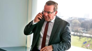 Kabinettssitzung Berlin, 29.03.2023 - Bundesverteidigungsminister Boris Pistorius telefoniert vor Beginn der Kabinettssi