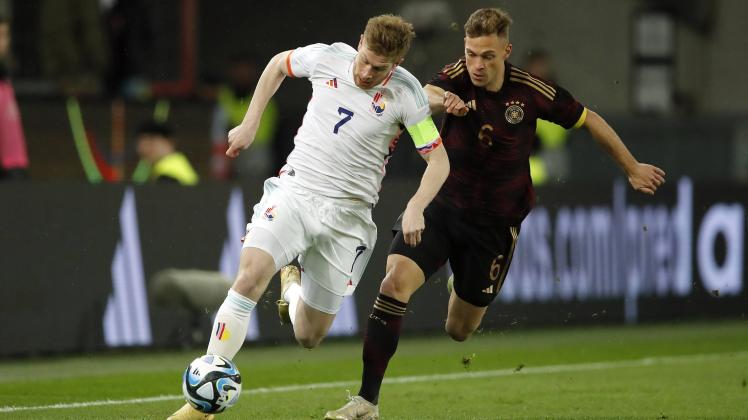 COLOGNE - (lr) Kevin De Bruyne of Belgium, Joshua Kimmich of Germany during the friendly match between Germany and Belgi