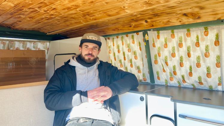 Der Rostocker Oliver Peters baut all seine Vans in Handarbeit selbst aus, Rentvanture