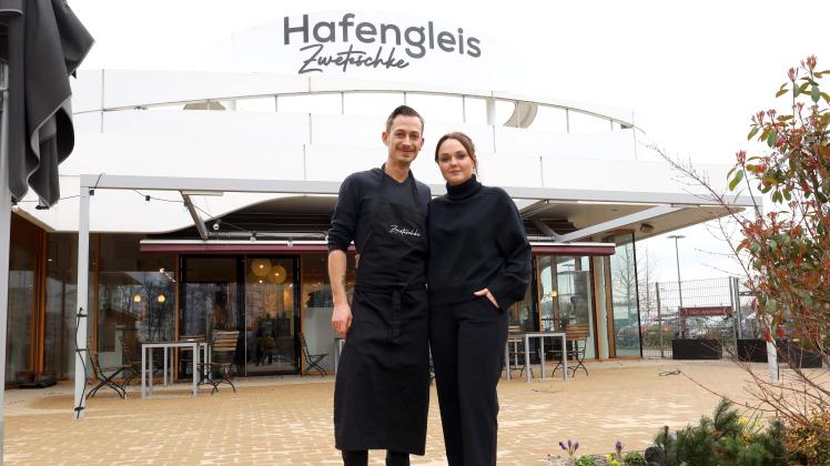Im Hafen von Osnabrück haben Tanja und Nils Scharoun ihr Café und Restaurant namens Hafengleis Zwetschke eröffnet. Dort gibt es Frühstück, Mittagessen sowie Kaffee und Kuchen.