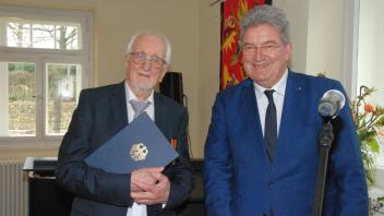 Anerkennung für den Gründungsvater des Ruller Hause: Erich Goer (links) erhält das Bundesverdienstkreuz von Kreisrat Matthias Selle.