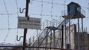 Straflager in Russland - Archivbilder MAKHACHKALA, RUSSIA - SEPTEMBER 23, 2020: A view of a prison colony in the village