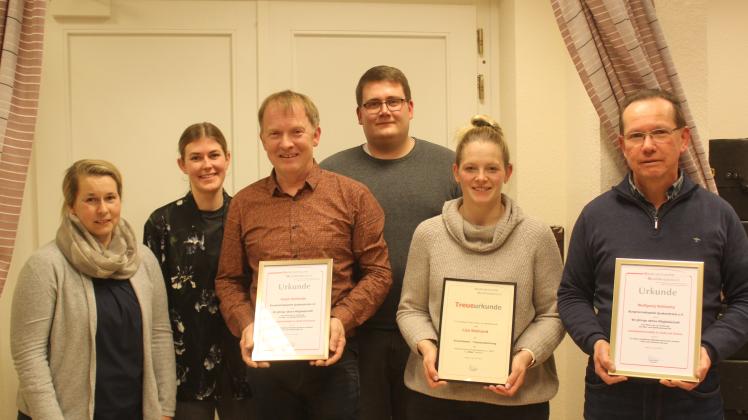 Ehrenurkunden des Niedersächsischen Musikverbandes als langjährige Mitglieder erhielten Ralph Hanheide, Lisa Siemund und Wolfgang Rehkamp (von links) vom Vorstand der Burgmannskapelle 