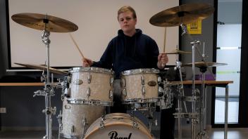 Henry Brüning aus Emsbüren steht mit seinem Schlagzeug im Bundesentscheid von Jugend musiziert.
