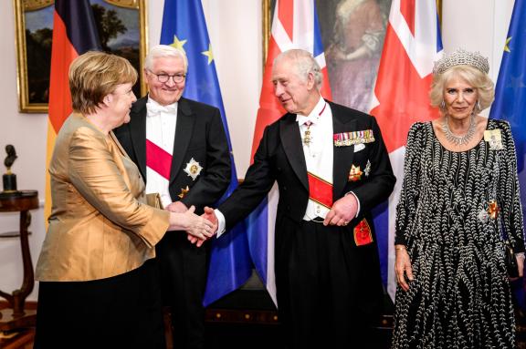 Defilee im Schloss Bellevue beim Staatsbesuch von Koenig Charles III. in Berlin Bundeskanzlerin a.D. Angela Merkel gemei