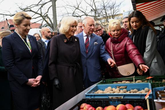 Gemeinsam mit Franziska Giffey (links), Regierende Bürgermeisterin von Berlin, besuchen Charles und Camila einen Wochenmarkt in Berlin. Berlin
