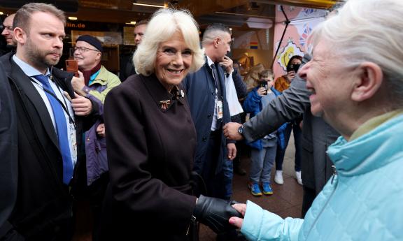 Königsgemahlin Camilla auf dem Berliner Wochenmarkt. Britain