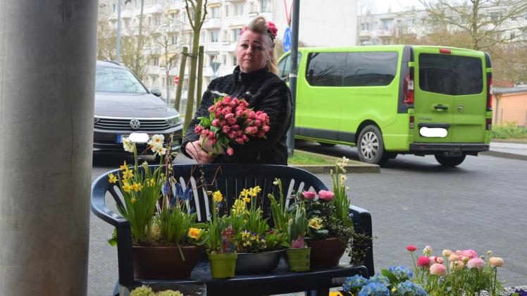 Jeanette Hartwig vom Blumenladen Jeanettes Blumenparadies in Schwerin hat schon die Tulpen und Narzissen rausgeholt.