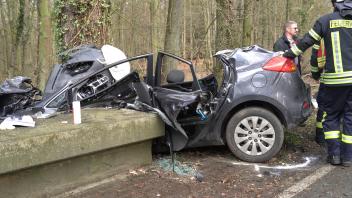 In Belm wurde ein Autofahrer nach einem Unfall in seinem Auto eingeklemmt.