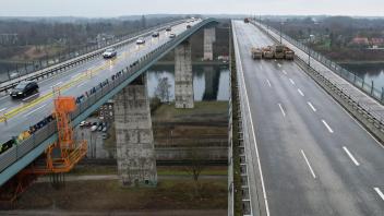 Zwei Brücken, beide sind beschädigt. Während der Verkehr über die Prinz-Heinrich Brücke (links) umgeleitet wird, haben in und an der Olympiabrücke die Bauarbeiten begonnen. Nun mussten die Bauarbeiter eine Zwangspause in der Brücke einlegen - ein Schadstoffgutachten lässt auf sich warten. 