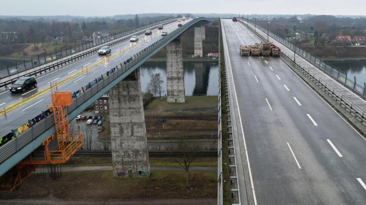 Zwei Brücken, beide sind beschädigt. Während der Verkehr über die Prinz-Heinrich Brücke (links) umgeleitet wird, haben in und an der Olympiabrücke die Bauarbeiten begonnen. Nun mussten die Bauarbeiter eine Zwangspause in der Brücke einlegen - ein Schadstoffgutachten lässt auf sich warten. 