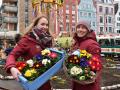 Ein farbenfroher Blickfang mit 300 Frühblühern ist auf dem Universitätsplatz entstanden. Auch für Marie Henschke (l.) und Inga Knospe vom Rostocker Großmarkt ist der Ostermarkt der Start in die Saison. 