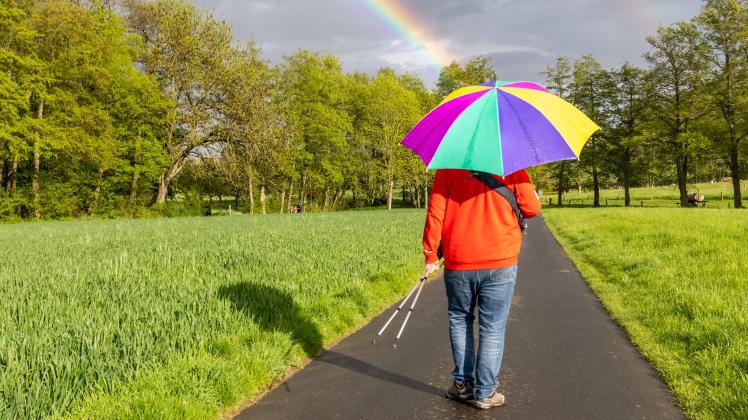 Aprilwetter im Mai 17.05.2021, Friedrichsdorf (Hessen): Ein Regenbogen ist am späten Nachmittag hinter einem Regenschau