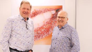 Horst Rüterbories und Udo Brandhorst fingen genau vor 50 Jahren eine Lehre als Zahntechniker an und haben ihrem Arbeitgeber bis heute die Treue gehalten. 