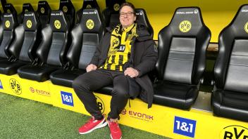André Kretzing beim Probesitzen auf der Gästebank von Borussia Dortmund. Erkennbar übrigens am fehlenden Schriftzug „Echte Liebe“.