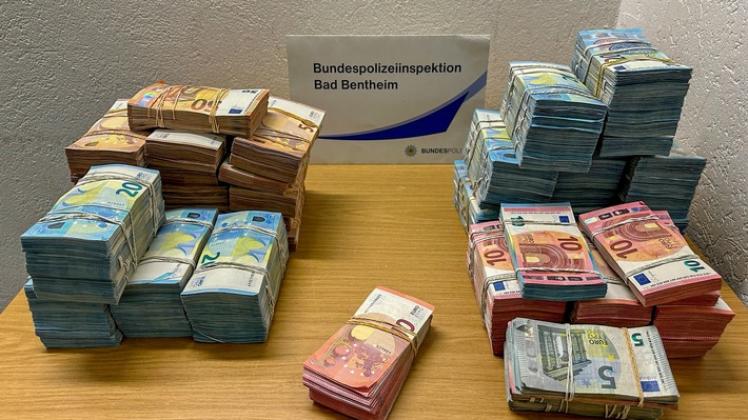 Bündelweise Bargeld wurde beschlagnahmt / Foto: Bundespolizei
