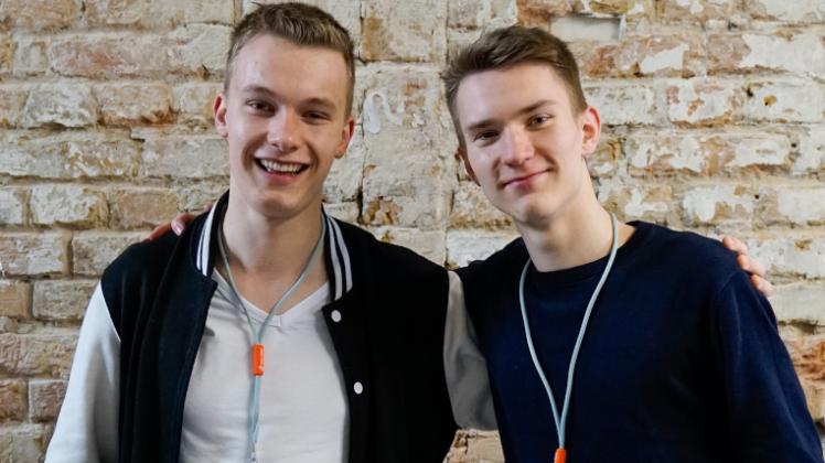 Der Lingener Schüler Noah Gels (links) erntete zusammen mit seinem Teamkollegen Jonas Pohlamnn (rechts) viel Jurylob für die Präsentation ihrer Geschäftsidee „FamilyFood“