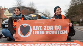 Oldenburg Straßen Blockade von der Letzten Generation in Oldenburg, 03.03.2023. Nach dem Klimastreik von Fridays for Fut