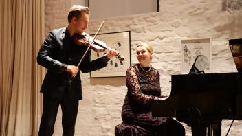 Kornmühöenkonzerte: Tatiana Liakh und Michal Majersky spielten im Tuchmachermuseum in Bramsche die drei Violinsonaten von Johannes Brahms.