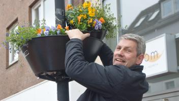 Stadtmanager Helge Schütze war Ideengeber für die Anschaffung von Blumenampeln für die Schleswiger Innenstadt.