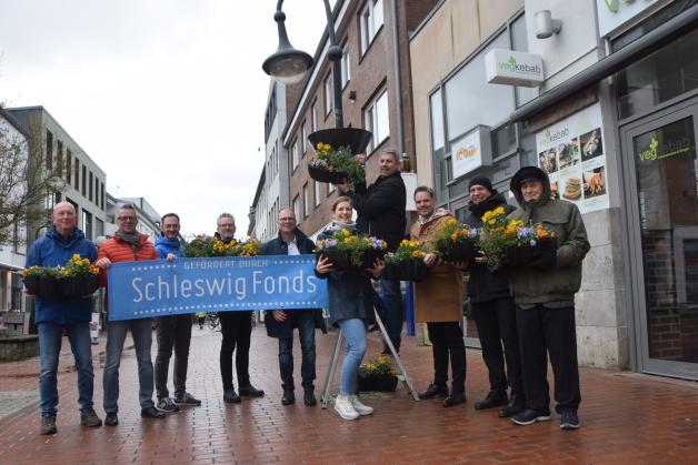 Schleswig blüht auf 20 Blumenampeln für die Ladenstraße