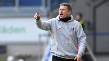 Trainer Tobias Schweinsteiger ( VFL Osnabrueck ) gestikuliert. GER, MSV Duisburg vs VFL Osnabrueck, Fussball, 3. Liga, 2