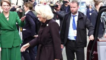 Queen Camilla besucht Komische Oper Berlin