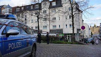 Der abgesperrte Tatort im Umfeld der Haltestelle Schlossblick