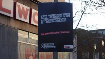Auch dieses Plakat der CDU hing noch am Freitag (31. März) in der Fußgängerzone. Ihre Wahlwerbung anbringen dürfen die Parteien aber erst ab Sonntag (2. April). Bürgermeister Dirk Woschei (SPD) hatte Sozial- und Christdemokraten mit Frist bis Donnerstag (30. März) um Mitternacht aufgefordert, alle zu früh aufgehängten Plakete zu entfernen.
