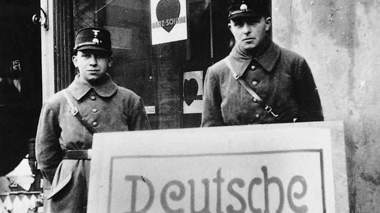 SS-Männer vor den Eichwald-Läden