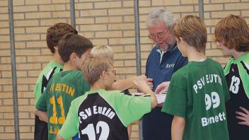 Als frischgebackener Ruheständler hat sich Günter Krispin der Ausbildung des Volleyballnachwuchses zugewandt.