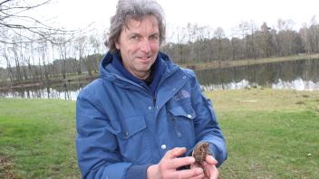 Vor dem Aussetzen im Baggersee, schaut sich Jürgen Christiansen die Tiere an, um die Zahl der verschiedenen Arten festzuhalten