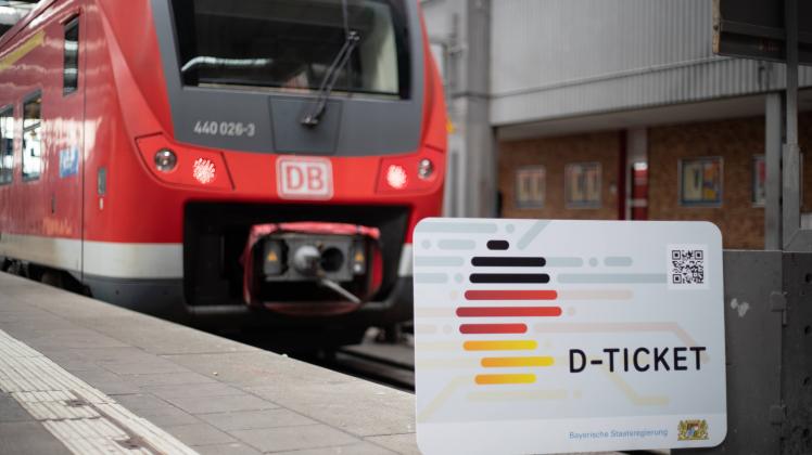 Deutschland-Ticket Symbolbilder Das 49-Euro-Ticket kommt ab dem 1. Mai 2023. Hier ist eine Bahnfahrerin mit dem ersten D