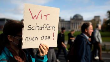 Demo Solidarischer Herbst DEU, Deutschland, Germany, Berlin, 22.10.2022 Aktivist mit Plakat Wir Schaffen aucg Das auf de