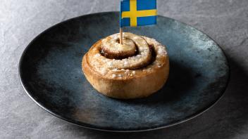 Cinnamon roll buns Kanelbulle traditional Swedish dessert served in black plate EstefaniaTorres_CinnamonRolls_00002.jpg