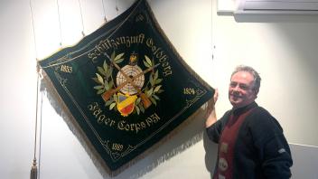 Museumsmitarbeiter Wolfgang Weidner sorgt dafür, dass bis zur Ausstellungseröffnung alles an richtiger Stelle ist. So wie etwa diese Schützenfahne aus den 1930er Jahren.  