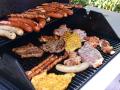 16.07.2020, Grillen auf dem Balkon im Sommer, Grillfleisch und Grillwürste, fertig mariniert liegen auf dem Gasgrill. 16