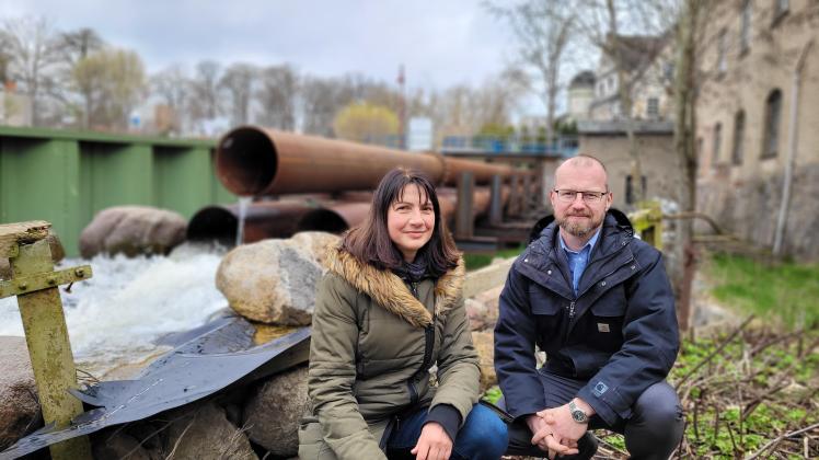 Sowohl die Geschäftsführerin des Wasser- und Bodenverbandes Obere Warnow, Andrea Oleak, als auch Warins Bürgermeister Björn Griese sind erleichtert, dass das neue Provisorium fertig gebaut wurde. 