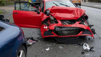 Unfall in Flensburg: Das Auto wurde stark beschädigt.