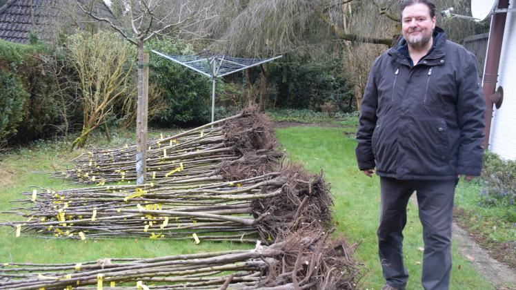 NabuExperte Frank Steiner verteilt in Kellinghusen Obstbäume