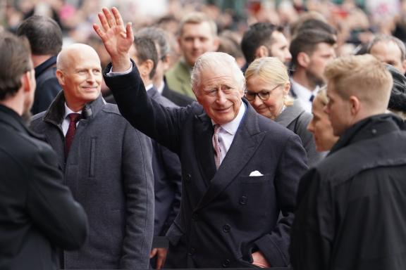 Wie schon in Berlin, wurde König Charles auch in Hamburg jubelnd empfangen. Deutschlandbesuch von König Charles III. - Hamburg
