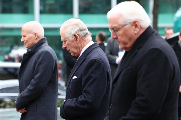 Gemeinsam mit Hamburgs Erstem Bürgermeister Peter Tschentscher und Bundespräsident Frank-Walter Steinmeier nahm König Charles an einer Kranzniederlegung am Mahnmal St. Nikolai teil. Deutschlandbesuch von König Charles III. - Hamburg
