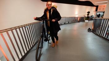 Ricarda Mirsberger vom OPG mit einem Mietrad im neuen Fahrradparkhaus. Die neue  Radstation am Hauptbahnhof in Osnabrück wurde am Freitag offiziell eröffnet. Foto: Michael Gründel