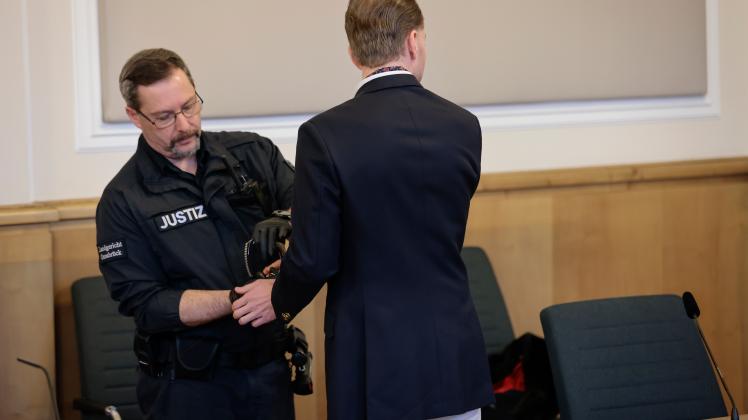 Der Angeklagte Hendrik Holt wartet am 07.03.2023 auf die Aussage von Ex-Gesundheitsminister Jens Spahn (CDU, nicht im Bild) im Masken-Deal-Prozess vor dem Landgericht Osnabrück. Foto: David Ebener