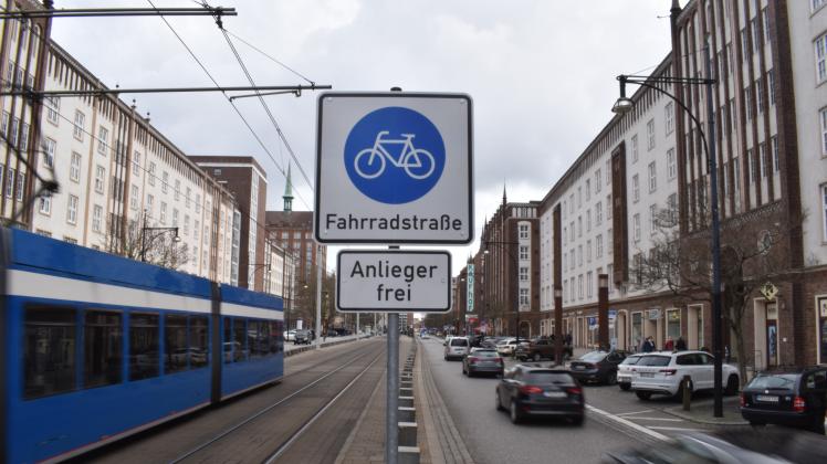 Bis die Stadt Geld für einen Umbau der Langen Straße hat, bleibt diese eine Fahrradstraße.