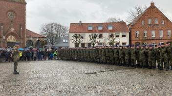 Öffentlicher Quartalsapell der Soldaten der Artland-Kaserne auf dem Marktplatz in Quakenbrück