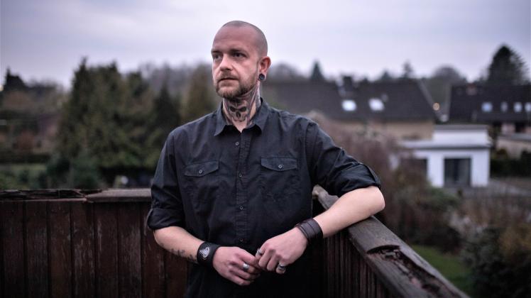 Lars Freiknecht (41) aus Langen erhielt Ablehnung gegenüber seiner Tattoos von seinem ehemaligen Arbeitgeber. Foto: Hartmann